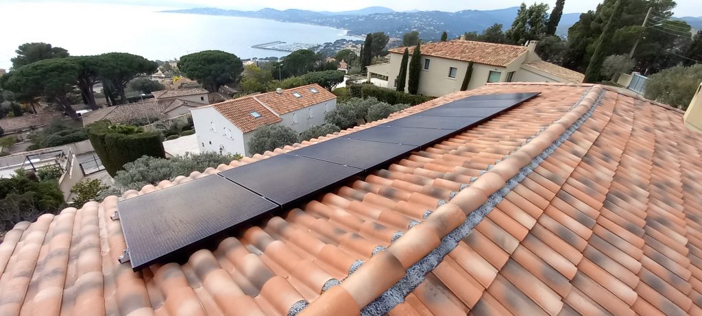 panneaux photovoltaïques face à la mer