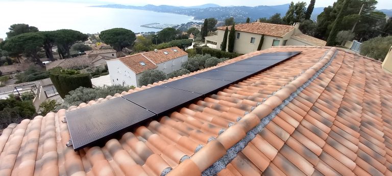 panneaux photovoltaïques face à la mer