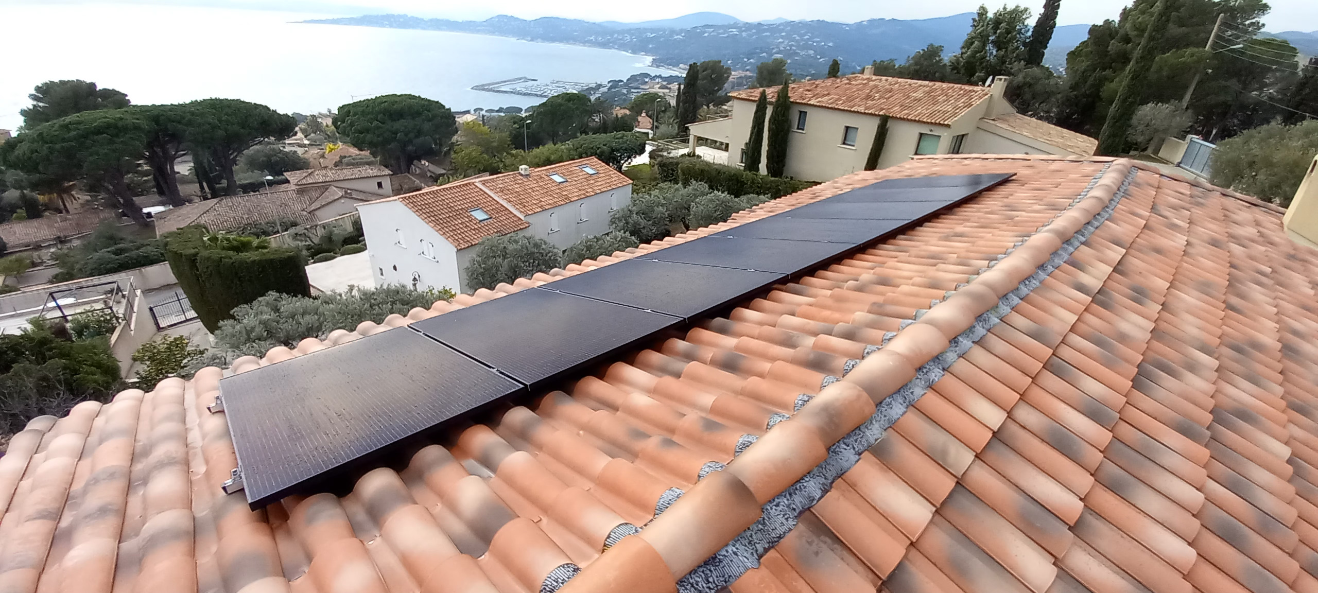 panneaux photovoltaïques face à la mer
